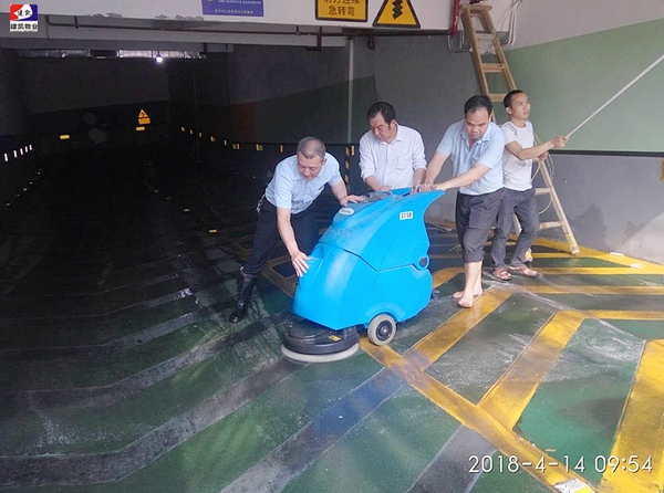 清洗步行街廣場車道